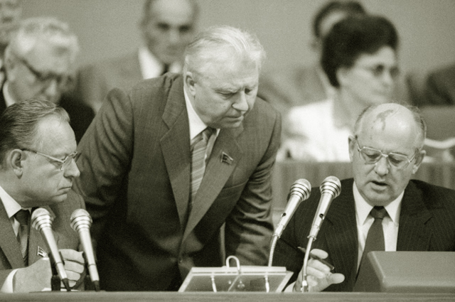 Лев Зайков, Егор Лигачёв и Михаил Горбачёв. 1988 год