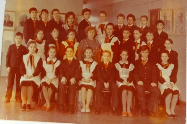 4 класс, 1987 год. Герой публикации сидит с правой стороны в первом нижнем ряду. 