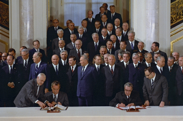 Подписание совместного документа «Основы взаимоотношений между СССР и США». Большой Кремлевский дворец, 1972 г.