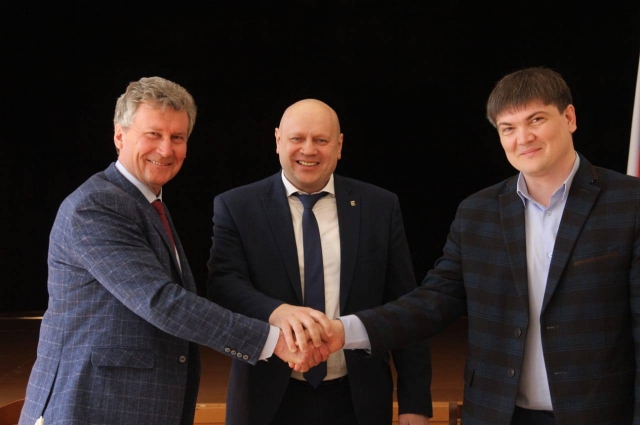 Подписание соглашения мэром Омска и учредителем группы компаний «Стройподряд» Сергеем Оркишем.