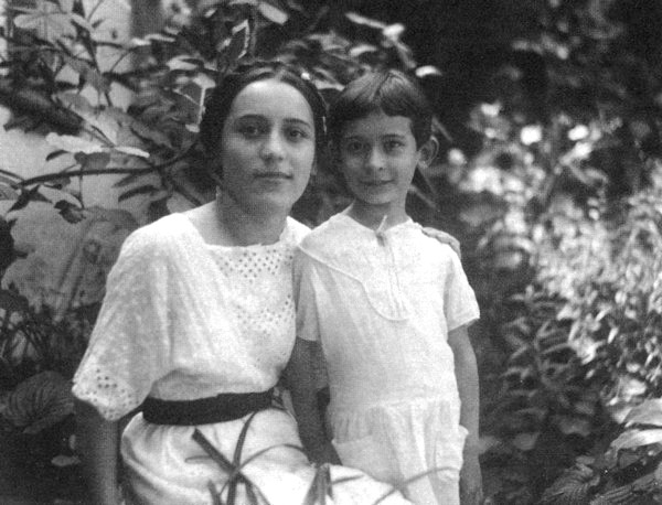 Аза и Мина в доме Семёновых, 1938 г. 
