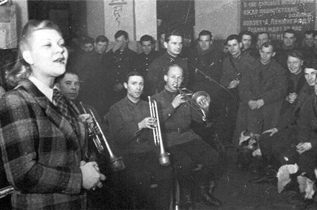 Выступление Клавдии Шульженко перед бойцами. Ленинградский фронт, 1941 год