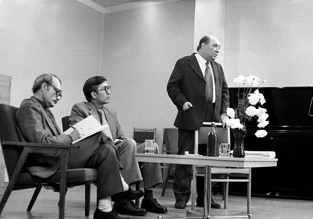 Актер Евгений Леонов на встрече с калужанами в Доме печати. Слева - режиссер Георгий Данелия. 1982 год.  