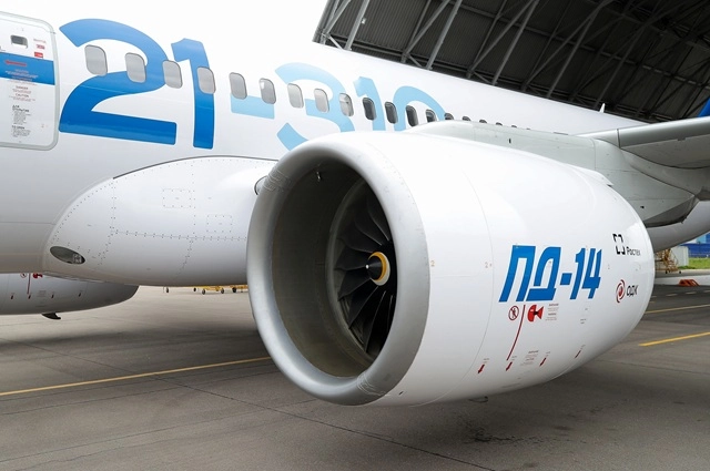 Двигатель ПД-14 авиалайнера МС-21-310 перед началом испытаний на территории Летно-исследовательского института имени М.М. Громова в Жуковском.