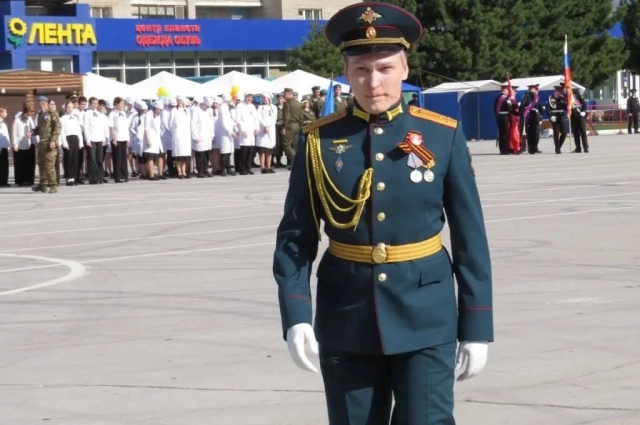 Владимир Машин командовал парадом в Бердске.