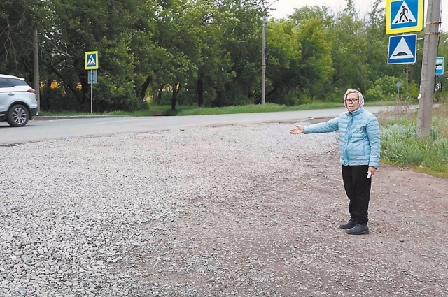 Татьяна Лошкарёва из посёлка Горняк Челябинской области сначала разобрала свой гараж, затем с группой единомышленников залатала кирпичом от него дыры на своей улице и на съезде с главной дороги. А потом им удалось ещё и щебень купить и засыпать всё это. Теперь и начальство сможет приехать, чтобы решить, когда должна появиться хотя бы грунтовка. Фото: Из личного архива