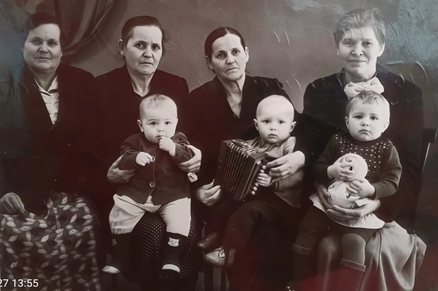 Слева направо сестры Штепа: Мария, Акулина и жена Василия Шарова Ефросиния. Справа супруга их родного брата Александра – Марина.