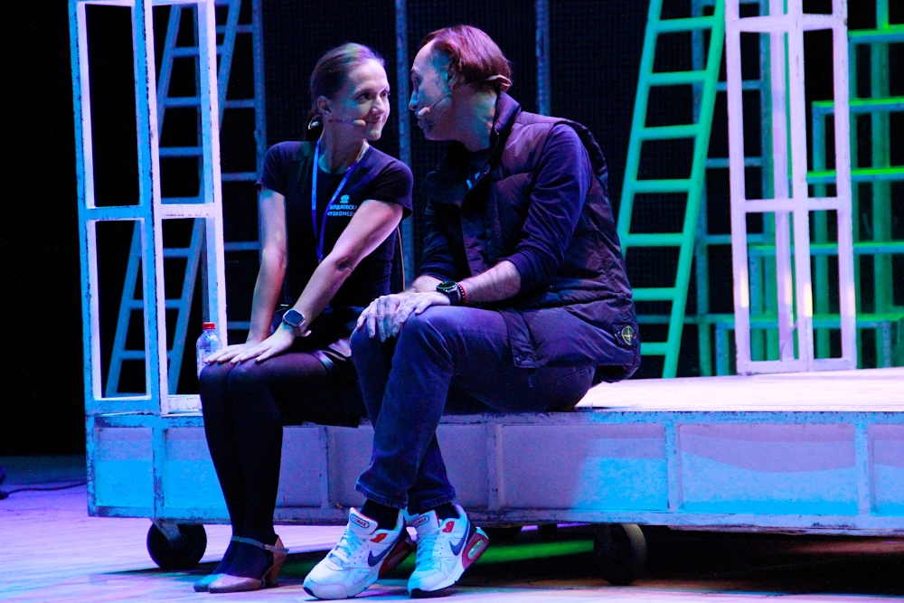 Артисты Свердловской музкомедии на репетиции в Иркутске.