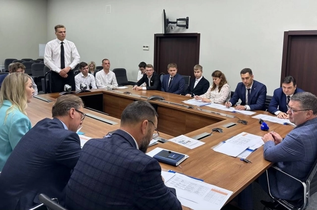 Выпускники вузов на встрече с генеральным директором АО «Транснефть – Дружба» Р.В. Камозиным.