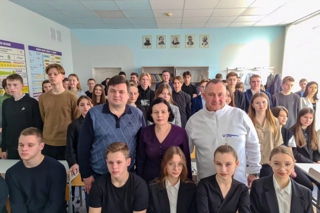 Заместитель генерального директора АО «Транснефть – Дружба» К.Н. Кондрашов (слева) и заместитель начальника Мичуринского районного управления С.В. Смольников на встрече с учениками воронежской школы.