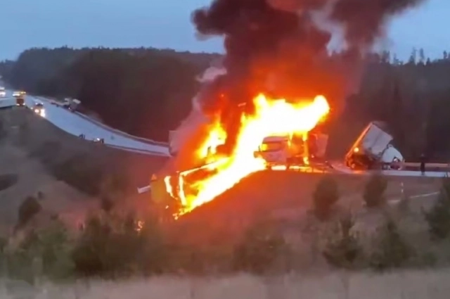 После столкновения фур под Нижнеудинском машины начали гореть.