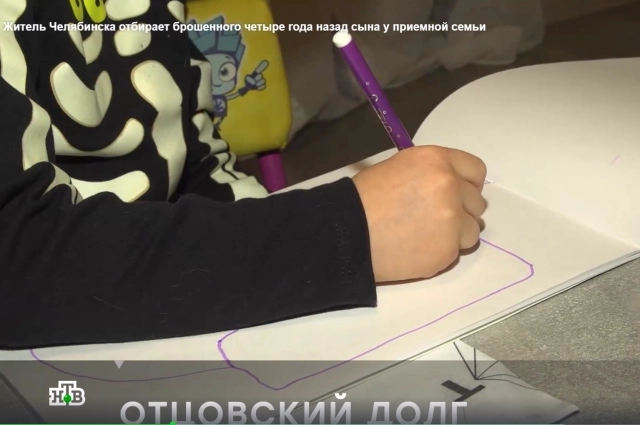 Кирилл рисует дом, в котором есть он и приёмные родители.