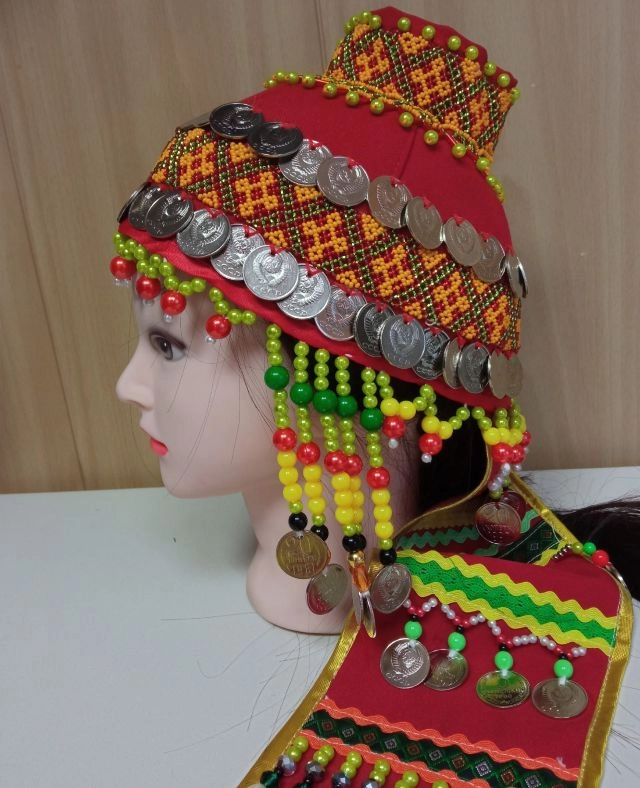 Вышитый бисером головной убор.