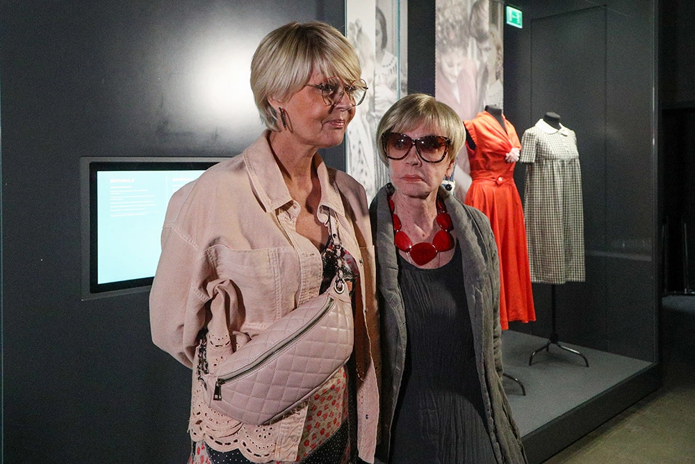 Юлия Меньшова и Вера Алентова на выставке «Меньшов/Москва 85/45».