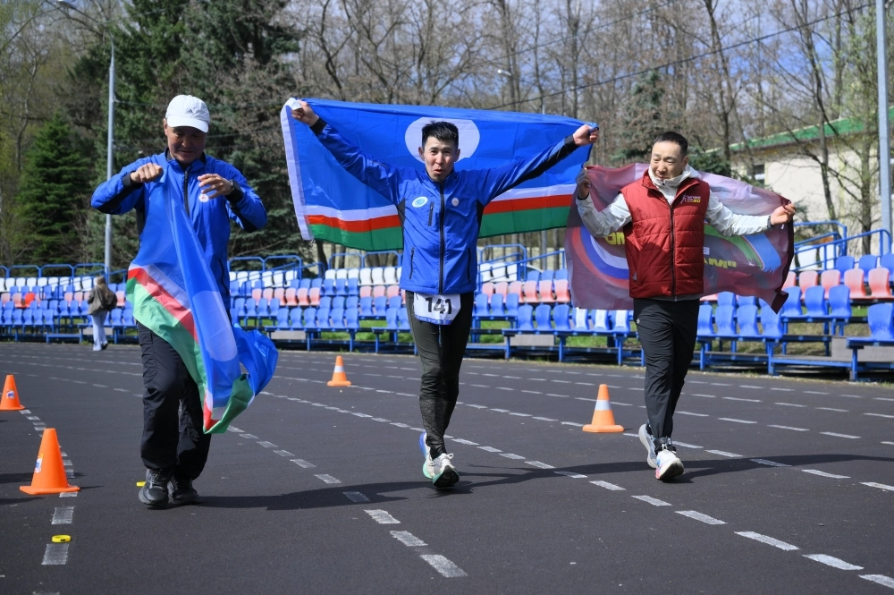 Финишировал спортсмен с флагом Якутии.
