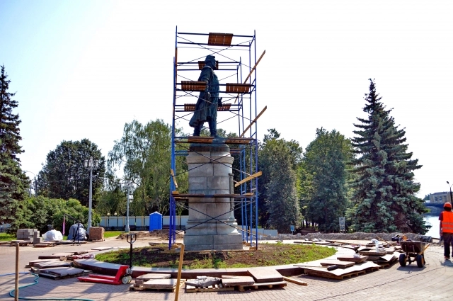 Памятник Афанасию Никитину находится на ремонте.