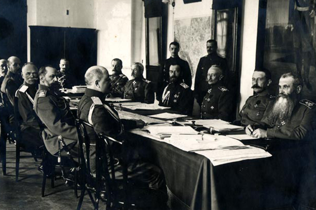 Брусилов на военном совете в Ставке Николая II 1 (14) апреля 1916 года.