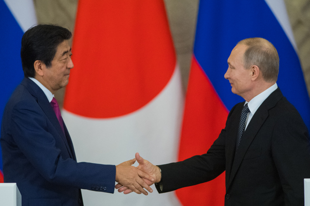 Президент РФ Владимир Путин и премьер-министр Японии Синдзо Абэ во время совместной пресс-конференции по итогам встречи.