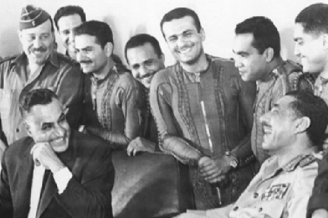 Встреча Гамаля Абдель Насера с пилотами авиабазы на Синае незадолго до начала войны. 1967 г