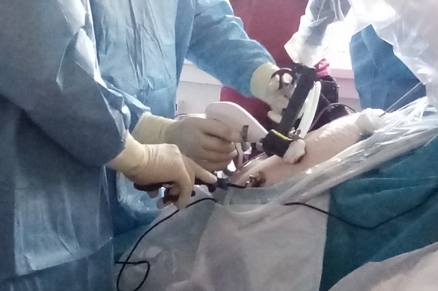 Рука-робот держит камеру, которую сквозь прокол помещают в брюшную полость пациента