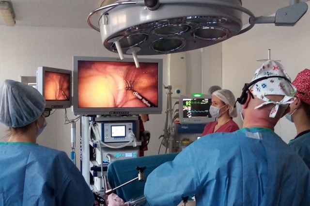 Так выглядит изображение на 3D-стойке. Хирург с помощниками работают в специальных очках и видят изображение трёхмерным, как зрители в современных кинотеатрах.
