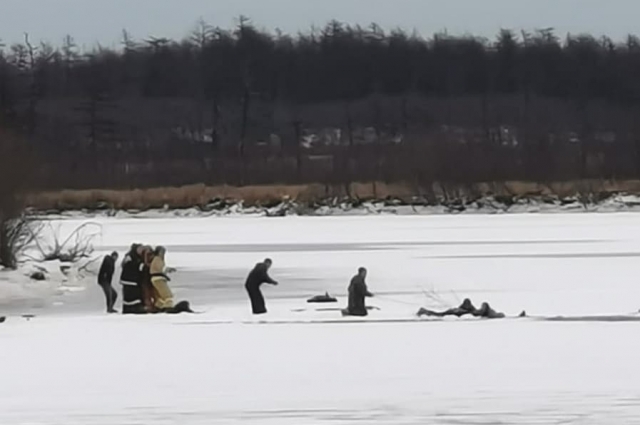 Спасатели вытаскивают рыбака из воды