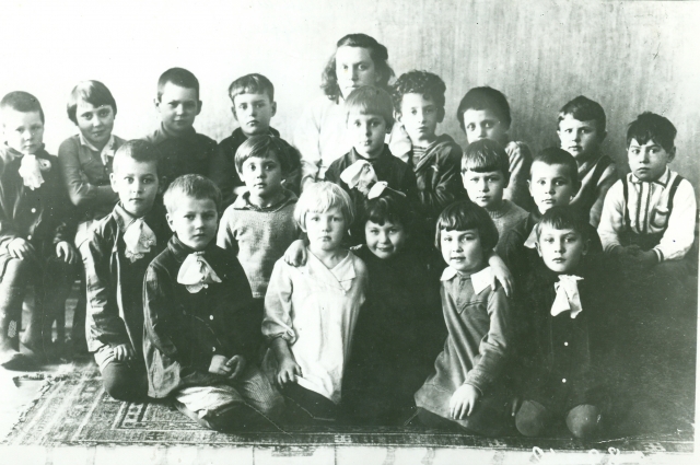 Детский сад. Омск, 1938 год. Роберт Петкевич в последнем ряду, третий справа. 
