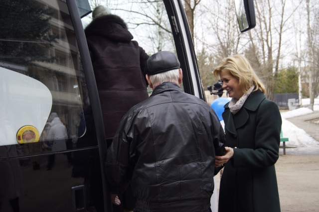 Новый автобус ветеранам передала Елена Фидрикова