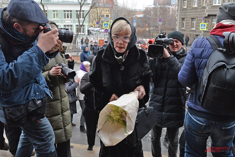 Актриса Вера Алентова на прощании.