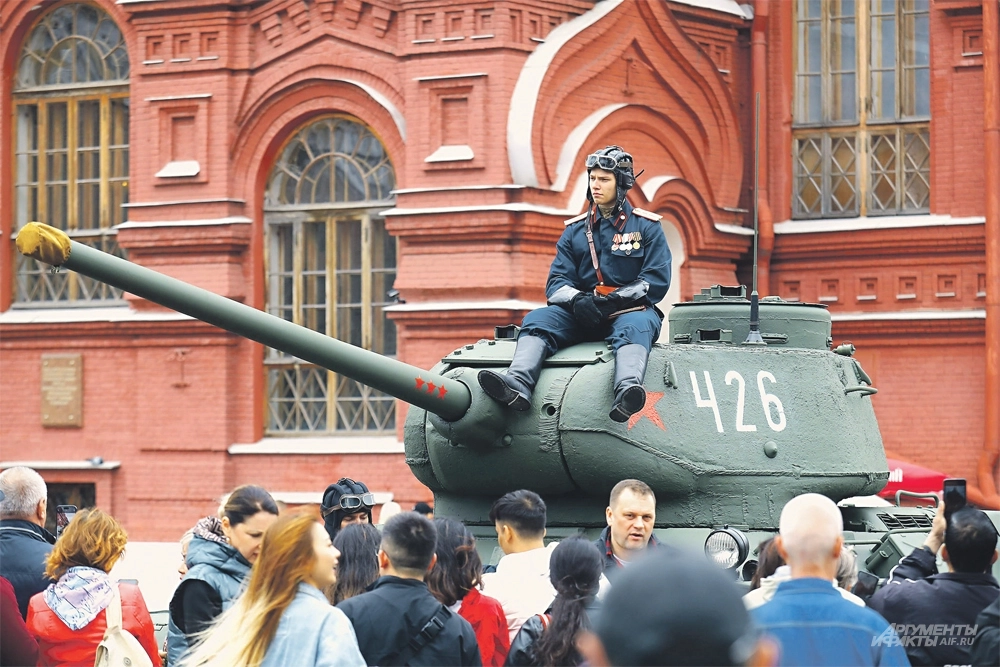 Вокруг танков и другой техники собиралось больше всего людей.