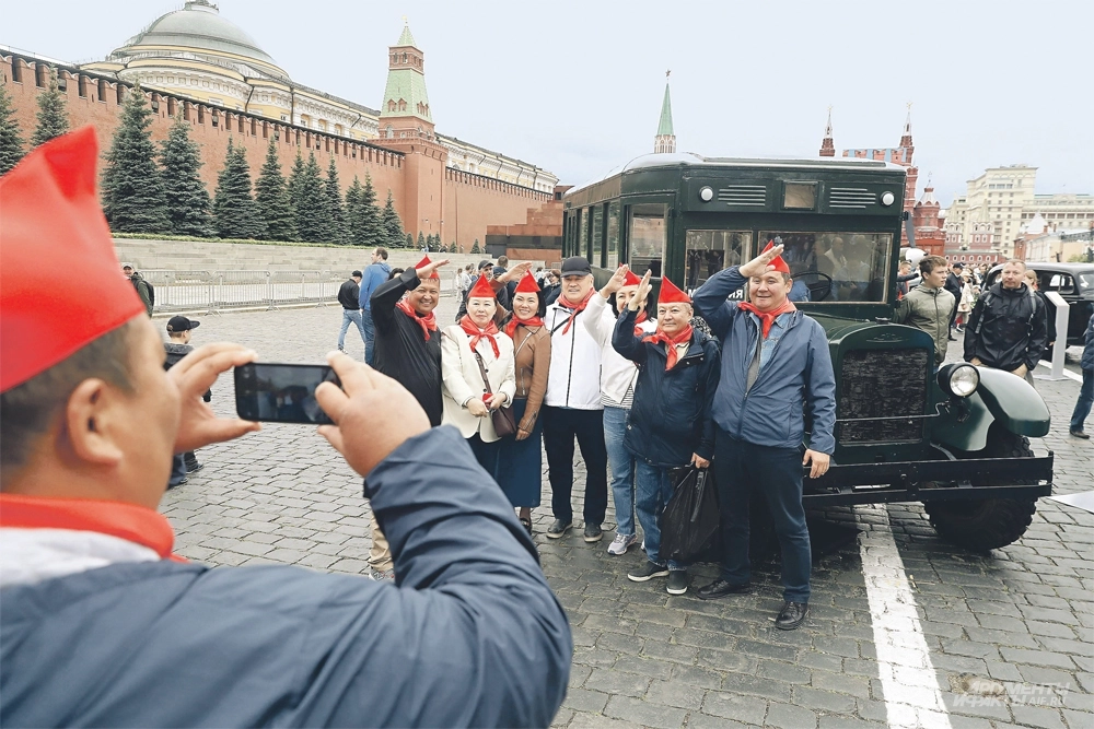 Китайские туристы по достоинству оценили воссозданный антураж советской эпохи.