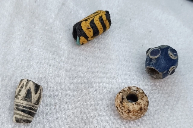 Бус встречается много, они разных цветов и из разного материала.