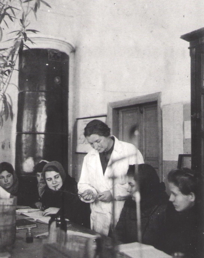 К. П. Тулайкова среди студентов сельскохозяйственного института. 1950 гг.