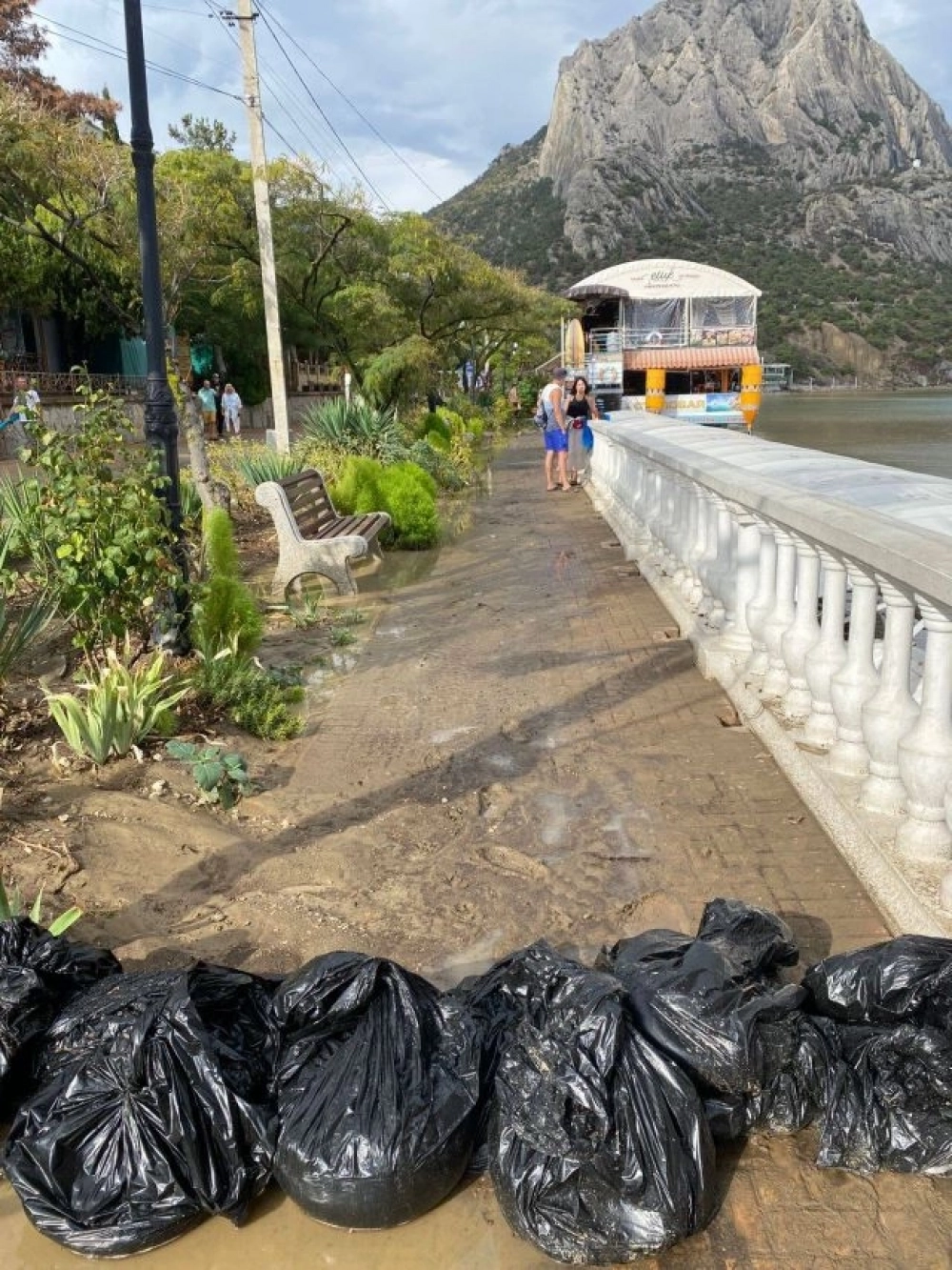 Продолжается ликвидация последствий ливня в пгт. Новый Свет