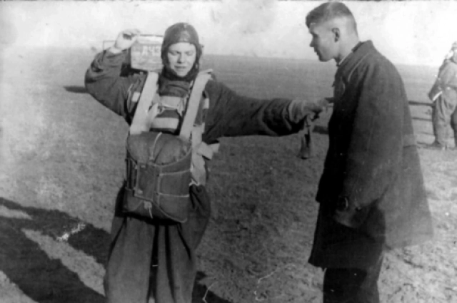 Надежда прыгает с парашютом. 1939 год.