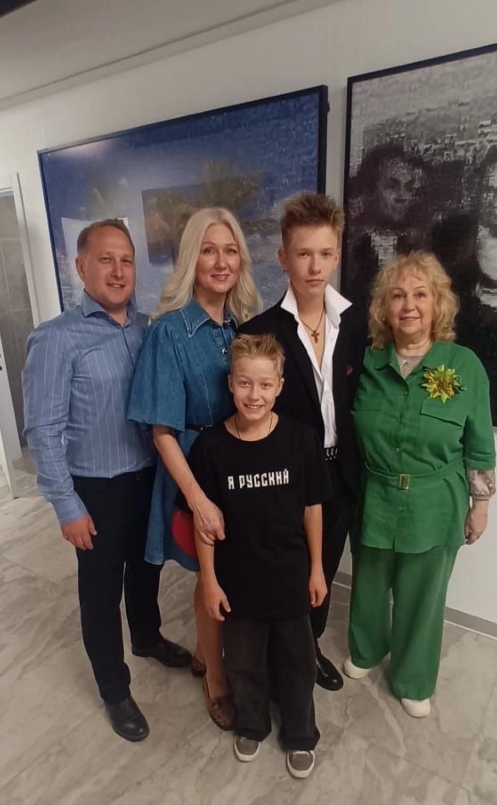 Илья с семьёй на съёмках