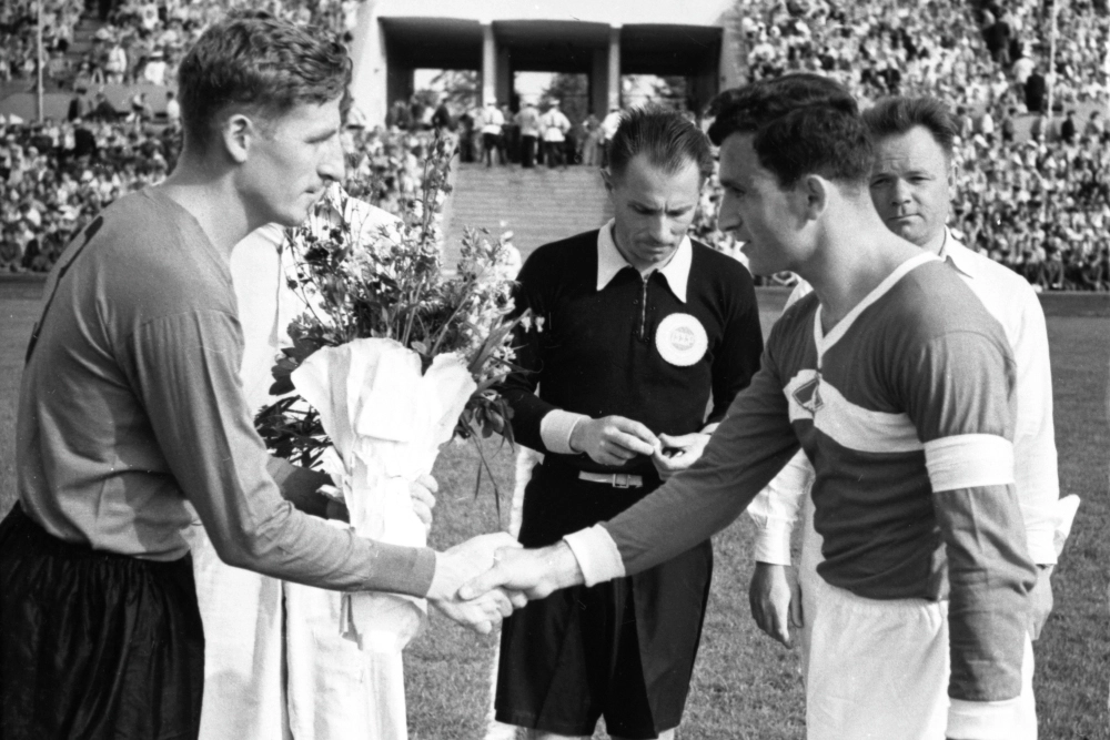 Капитан «Локомотива» Геннадий Забелин и капитан «Спартака» Никита Симонян (слева), 1953 г.