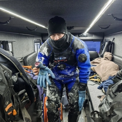 Один из участников спасательной операции показал, как сильно замерзает одежда и оборудование на холоде.