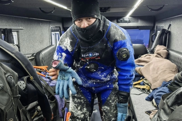 Водолаз, участвовавший в спасении, показал, как мгновенно всё замерзает.