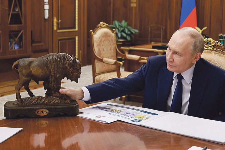 В завершение встречи губернатор преподнёс главе государства статуэтку зубра.