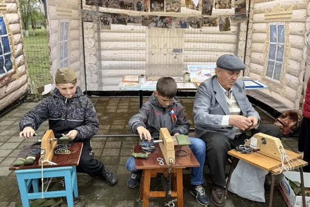 Иван Яковлевич привёз своё изобретение на фестиваль и научил всех желающих пользоваться им.