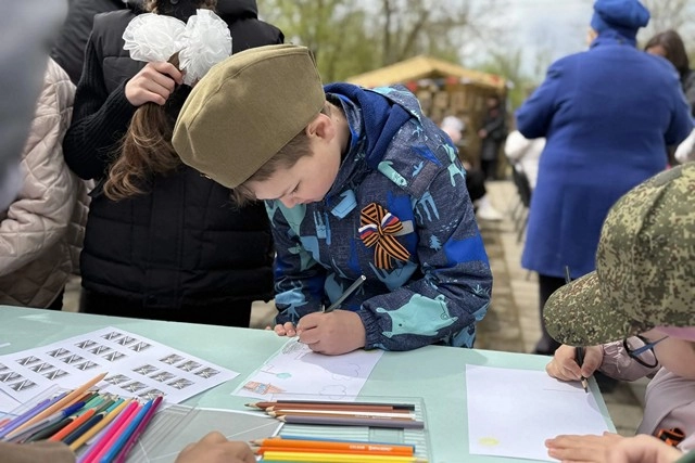 Дети написали и украсили письма бойцам.
