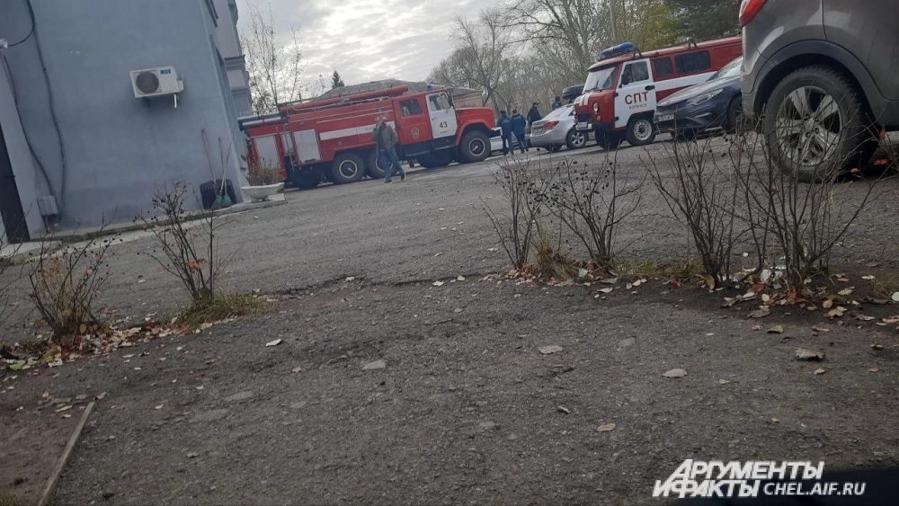 На месте дежурили экстренные службы.