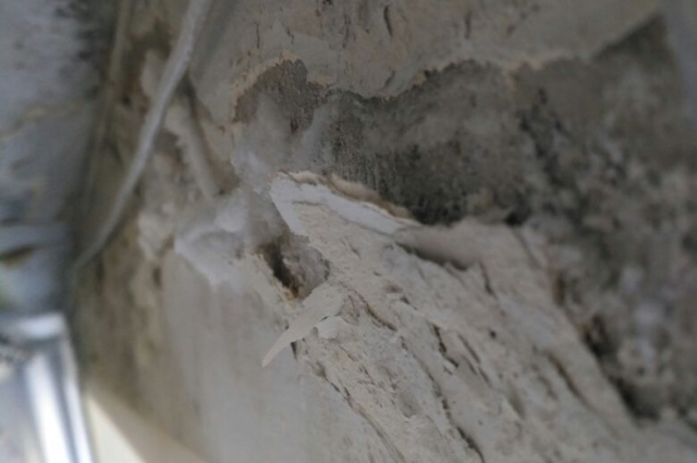 Штукатурку в школе смыло до бетона, а на стенах появилась плесень.