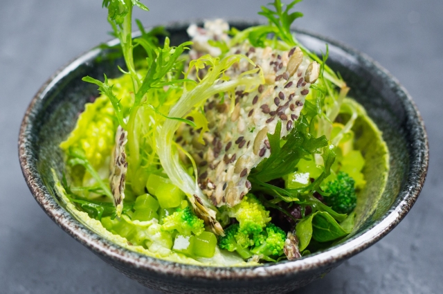Зеленый салат с хумусом