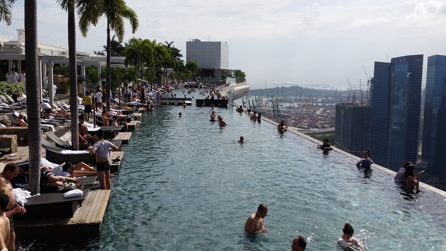 Самый высокий бассейн в мире находится в Сингапуре на высоте 191 метр, на крыше небоскреба Marina Bay Sands Skypark.
