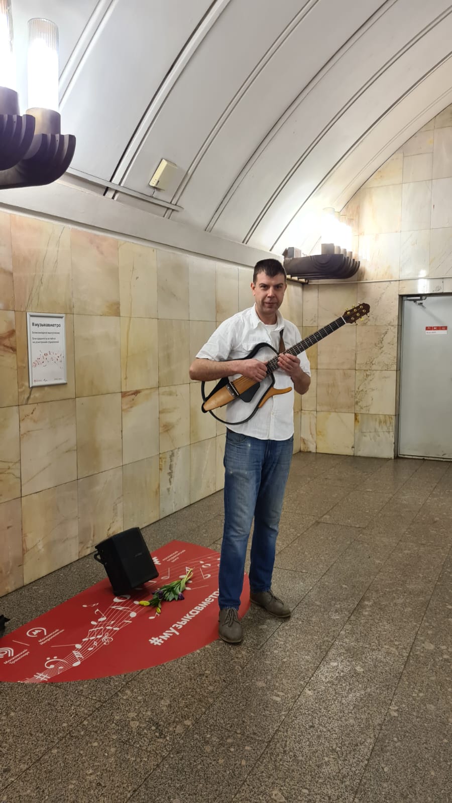 Мелодии под землей. В метро Москвы вернулись музыканты | Аргументы и Факты