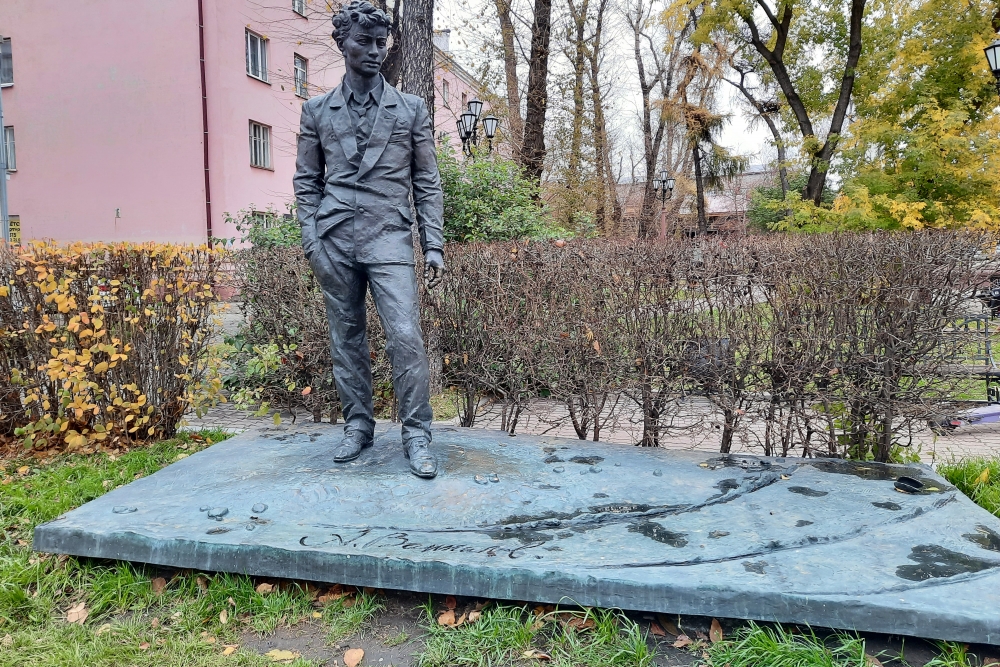 Памятник Александру Вампилову в Иркутске.