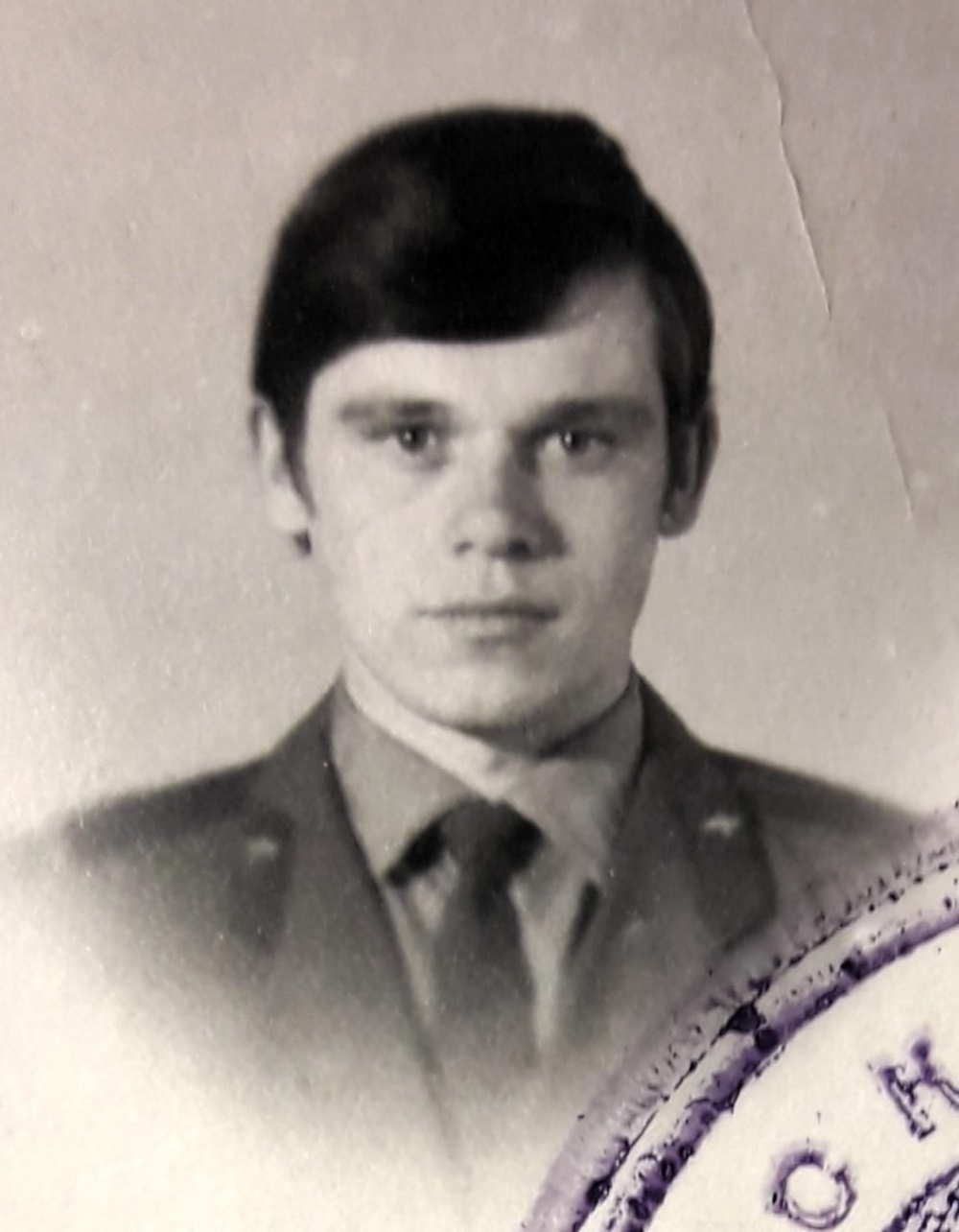 В 1973 году выпускник Саратовского военного авиационного училища лётчиков получил назначение на Дальний Восток 