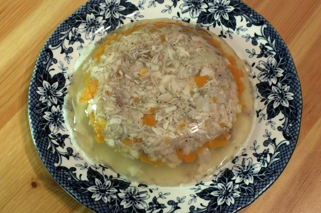 Холодец можно украсить чем угодно.